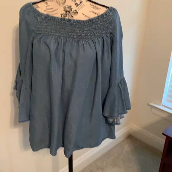 C Est 1946 Tops - 💕💕 3 for $15 Smocking at the top of blouse